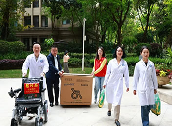 成都高新区爱国拥军联合会携手四川现代医院为伤残老兵捐赠电动轮椅