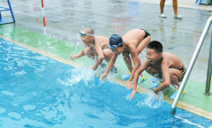 游泳时如何降低中耳炎发生的风险?