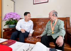 王晓晖施小琳于立军走访慰问参加过抗战的老战士老同志