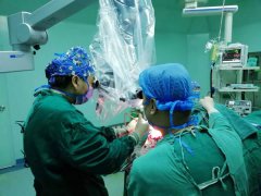 膝盖疼就要做人工膝关节置换吗